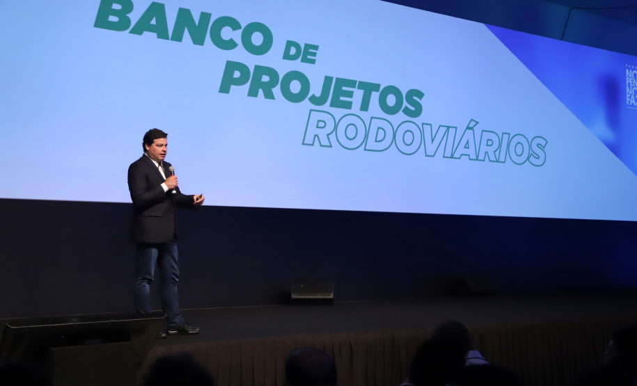 O Governo do Estado lançou nesta quinta-feira (31) a licitação da obra de ampliação da pista do aeroporto de Foz do Iguaçu, no Oeste do Paraná, investimento que vai resultar em mais voos e impulsionar o turismo da região. O lançamento foi destacado pelo secretário de Infraestrutura e Logística, Sandro Alex, na apresentação feita durante o encontro Governo 5.0, em Foz. Foto: José Fernando Ogura/AEN