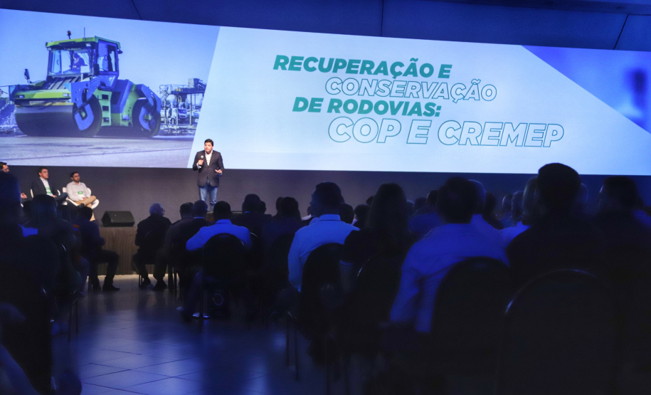 O Governo do Estado lançou nesta quinta-feira (31) a licitação da obra de ampliação da pista do aeroporto de Foz do Iguaçu, no Oeste do Paraná, investimento que vai resultar em mais voos e impulsionar o turismo da região. O lançamento foi destacado pelo secretário de Infraestrutura e Logística, Sandro Alex, na apresentação feita durante o encontro Governo 5.0, em Foz. Foto: José Fernando Ogura/AEN