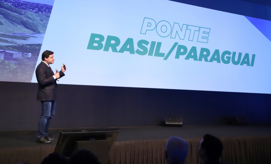 O Governo do Estado lançou nesta quinta-feira (31) a licitação da obra de ampliação da pista do aeroporto de Foz do Iguaçu, no Oeste do Paraná, investimento que vai resultar em mais voos e impulsionar o turismo da região. O lançamento foi destacado pelo secretário de Infraestrutura e Logística, Sandro Alex, na apresentação feita durante o encontro Governo 5.0, em Foz. Foto: José Fernando Ogura/AEN