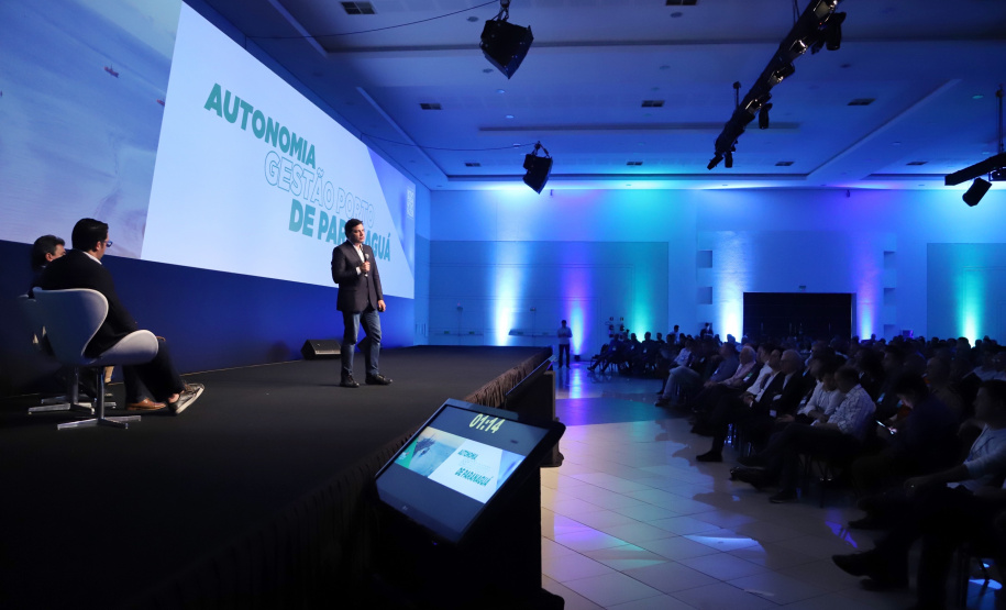 O Governo do Estado lançou nesta quinta-feira (31) a licitação da obra de ampliação da pista do aeroporto de Foz do Iguaçu, no Oeste do Paraná, investimento que vai resultar em mais voos e impulsionar o turismo da região. O lançamento foi destacado pelo secretário de Infraestrutura e Logística, Sandro Alex, na apresentação feita durante o encontro Governo 5.0, em Foz. Foto: José Fernando Ogura/AEN