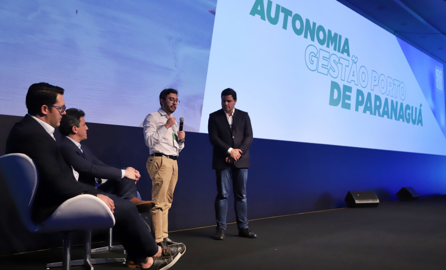 O Governo do Estado lançou nesta quinta-feira (31) a licitação da obra de ampliação da pista do aeroporto de Foz do Iguaçu, no Oeste do Paraná, investimento que vai resultar em mais voos e impulsionar o turismo da região. O lançamento foi destacado pelo secretário de Infraestrutura e Logística, Sandro Alex, na apresentação feita durante o encontro Governo 5.0, em Foz. Foto: José Fernando Ogura/AEN