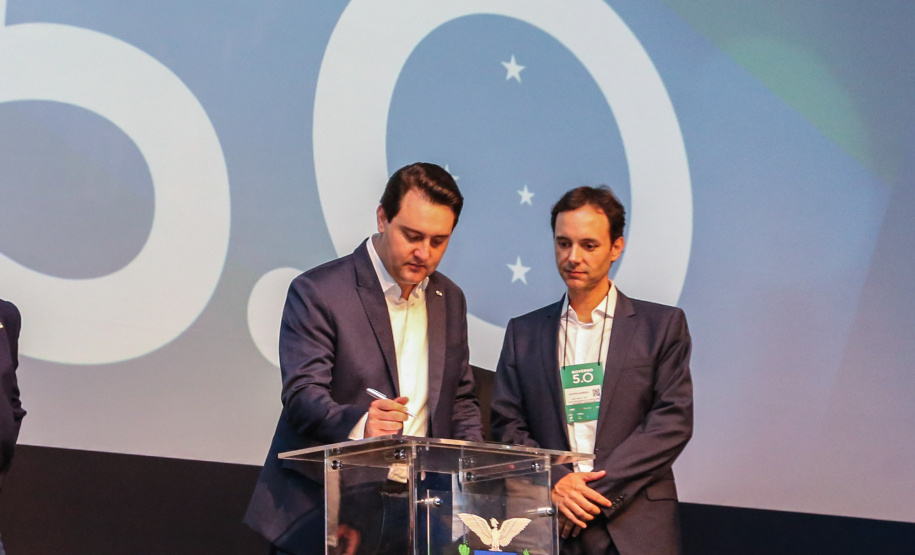 O Governo do Paraná lançou um grande pacote de habitação popular que prevê a construção de 9 mil moradias em diversos municípios do Estado até 2022. O investimento é da ordem de R$ 1 bilhão a serem aplicados ao longo dos próximos três anos. O protocolo de intenções firmado com a Pacaembu Construtora foi assinado pelo governador Carlos Massa Ratinho Junior nesta quinta-feira (31), durante a abertura do evento Governo 5.0, em Foz do Iguaçu.  Foto: Geraldo Bubniak/AEN