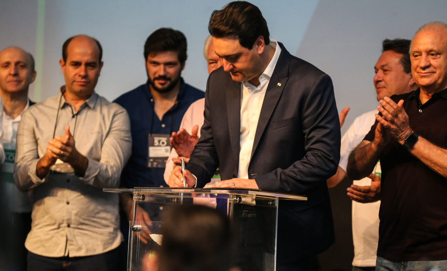 O Governo do Paraná lançou um grande pacote de habitação popular que prevê a construção de 9 mil moradias em diversos municípios do Estado até 2022. O investimento é da ordem de R$ 1 bilhão a serem aplicados ao longo dos próximos três anos. O protocolo de intenções firmado com a Pacaembu Construtora foi assinado pelo governador Carlos Massa Ratinho Junior nesta quinta-feira (31), durante a abertura do evento Governo 5.0, em Foz do Iguaçu.  Foto: Geraldo Bubniak/AEN