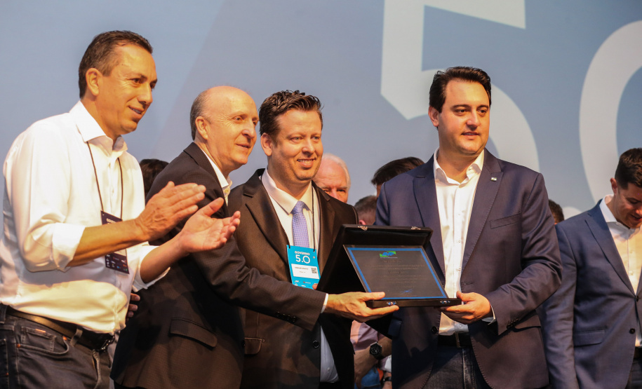 O Governo do Paraná lançou um grande pacote de habitação popular que prevê a construção de 9 mil moradias em diversos municípios do Estado até 2022. O investimento é da ordem de R$ 1 bilhão a serem aplicados ao longo dos próximos três anos. O protocolo de intenções firmado com a Pacaembu Construtora foi assinado pelo governador Carlos Massa Ratinho Junior nesta quinta-feira (31), durante a abertura do evento Governo 5.0, em Foz do Iguaçu.  Foto: Geraldo Bubniak/AEN