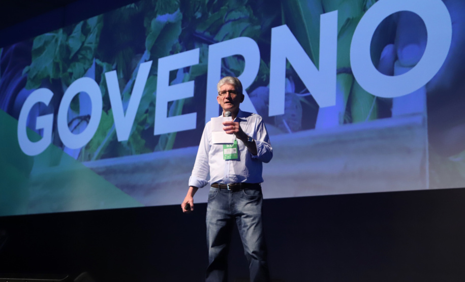 A suspensão da vacinação contra a febre aftosa nos rebanhos do Paraná e a necessidade de ampliar a vigilância sanitária nos municípios foram os destaques da apresentação do secretário de Estado da Agricultura e Abastecimento, Norberto Ortigara, nesta quinta-feira (31), no encontro Governo 5