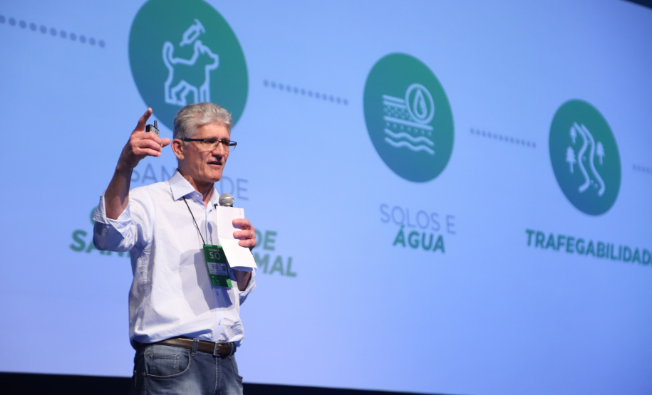 A suspensão da vacinação contra a febre aftosa nos rebanhos do Paraná e a necessidade de ampliar a vigilância sanitária nos municípios foram os destaques da apresentação do secretário de Estado da Agricultura e Abastecimento, Norberto Ortigara, nesta quinta-feira (31), no encontro Governo 5