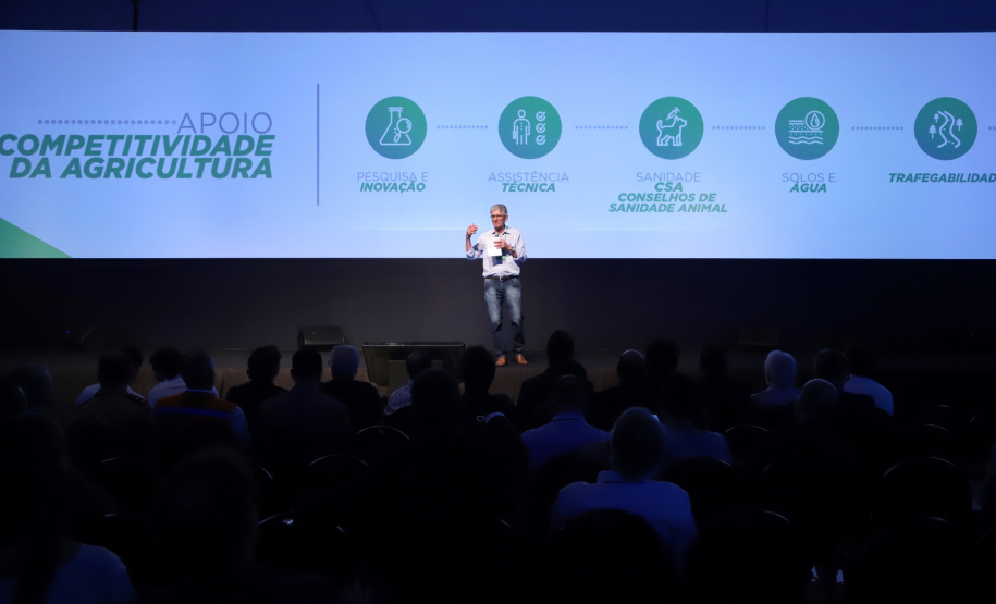 A suspensão da vacinação contra a febre aftosa nos rebanhos do Paraná e a necessidade de ampliar a vigilância sanitária nos municípios foram os destaques da apresentação do secretário de Estado da Agricultura e Abastecimento, Norberto Ortigara, nesta quinta-feira (31), no encontro Governo 5