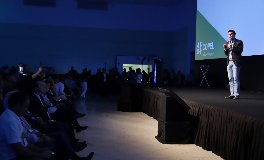 Com parceria da Copel, o Governo do Paraná lançou nesta quinta-feira (31) o Programa Ilumina Paraná, que vai permitir que municípios do Estado modernizem seus sistemas de iluminação pública – aumentando a segurança e reduzindo a conta de energia elétrica. Foto: José Fernando Ogura/AEN