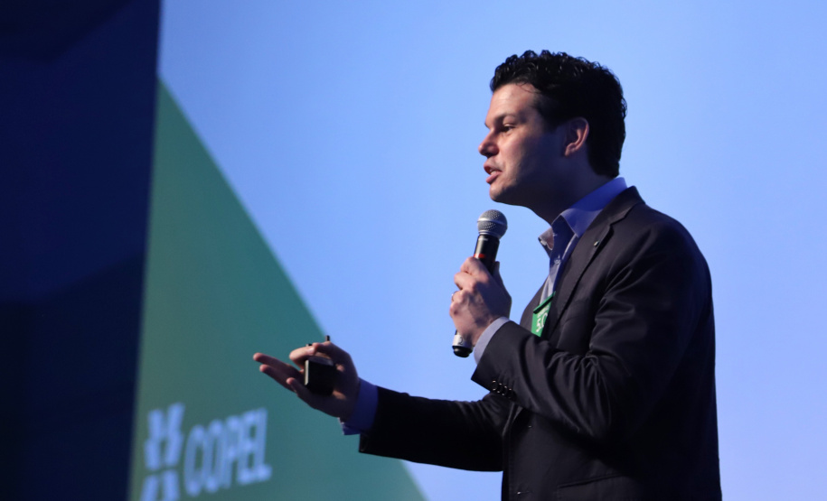 Com parceria da Copel, o Governo do Paraná lançou nesta quinta-feira (31) o Programa Ilumina Paraná, que vai permitir que municípios do Estado modernizem seus sistemas de iluminação pública – aumentando a segurança e reduzindo a conta de energia elétrica. Foto: José Fernando Ogura/AEN