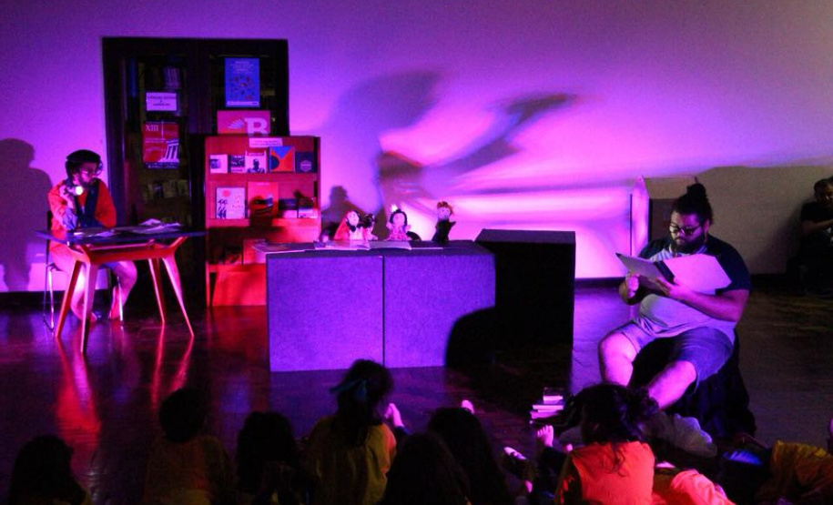 A Biblioteca Pública do Paraná preparou uma programação com mais de 40 eventos no mês de novembro. São oficinas, bate-papos, debates, lançamentos de livro, sessões de cinema e contação de histórias — sempre com entrada gratuita. Entre os destaques da agenda estão a 16ª edição do projeto Uma Noite na Biblioteca, a exposição Nossa Luta: A Perseguição aos Negros Durante o Holocausto e um encontro de rappers na série Música na Biblioteca.
Foto: Divulgação/BPP