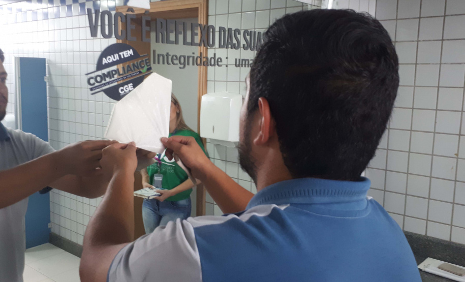 Nesta quarta-feira (31), dia em que a Controladoria-Geral do Estado (CGE) completou seis anos, servidores distribuíram panfletos com informações sobre o serviço de Ouvidoria, Portal da Transparência e o Programa de Compliance. Na barraca montada na Boca Maldita, no Centro de Curitiba, o cidadão pôde registrar reclamações, denúncias e outras manifestações, além de tirar dúvidas sobre o papel da CGE para o desenvolvimento do Paraná. Foto: Divulgação/CGE