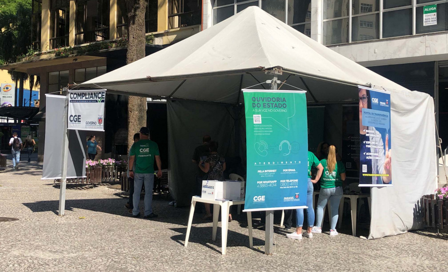 Nesta quarta-feira (31), dia em que a Controladoria-Geral do Estado (CGE) completou seis anos, servidores distribuíram panfletos com informações sobre o serviço de Ouvidoria, Portal da Transparência e o Programa de Compliance. Na barraca montada na Boca Maldita, no Centro de Curitiba, o cidadão pôde registrar reclamações, denúncias e outras manifestações, além de tirar dúvidas sobre o papel da CGE para o desenvolvimento do Paraná. Foto: Divulgação/CGE