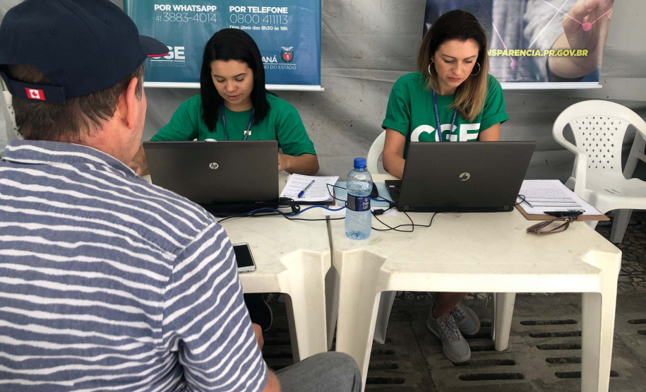 Nesta quarta-feira (31), dia em que a Controladoria-Geral do Estado (CGE) completou seis anos, servidores distribuíram panfletos com informações sobre o serviço de Ouvidoria, Portal da Transparência e o Programa de Compliance. Na barraca montada na Boca Maldita, no Centro de Curitiba, o cidadão pôde registrar reclamações, denúncias e outras manifestações, além de tirar dúvidas sobre o papel da CGE para o desenvolvimento do Paraná. Foto: Divulgação/CGE