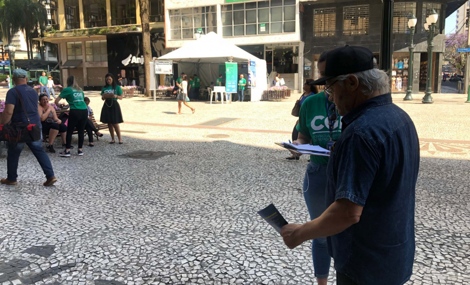 Nesta quarta-feira (31), dia em que a Controladoria-Geral do Estado (CGE) completou seis anos, servidores distribuíram panfletos com informações sobre o serviço de Ouvidoria, Portal da Transparência e o Programa de Compliance. Na barraca montada na Boca Maldita, no Centro de Curitiba, o cidadão pôde registrar reclamações, denúncias e outras manifestações, além de tirar dúvidas sobre o papel da CGE para o desenvolvimento do Paraná. Foto: Divulgação/CGE