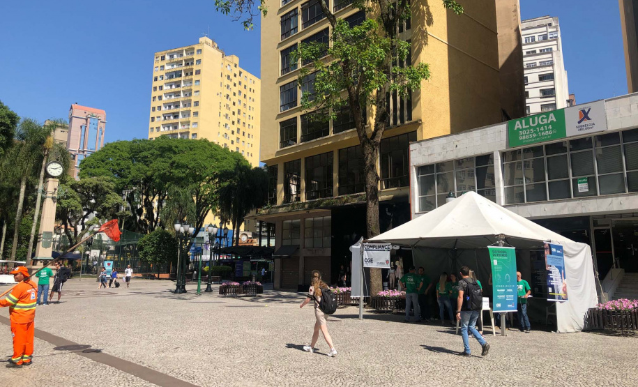 Nesta quarta-feira (31), dia em que a Controladoria-Geral do Estado (CGE) completou seis anos, servidores distribuíram panfletos com informações sobre o serviço de Ouvidoria, Portal da Transparência e o Programa de Compliance. Na barraca montada na Boca Maldita, no Centro de Curitiba, o cidadão pôde registrar reclamações, denúncias e outras manifestações, além de tirar dúvidas sobre o papel da CGE para o desenvolvimento do Paraná. Foto: Divulgação/CGE