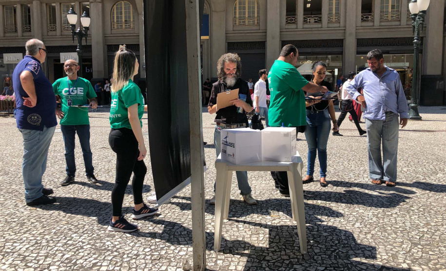 Nesta quarta-feira (31), dia em que a Controladoria-Geral do Estado (CGE) completou seis anos, servidores distribuíram panfletos com informações sobre o serviço de Ouvidoria, Portal da Transparência e o Programa de Compliance. Na barraca montada na Boca Maldita, no Centro de Curitiba, o cidadão pôde registrar reclamações, denúncias e outras manifestações, além de tirar dúvidas sobre o papel da CGE para o desenvolvimento do Paraná. Foto: Divulgação/CGE