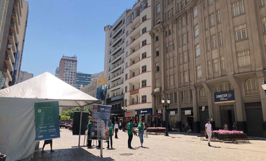 Nesta quarta-feira (31), dia em que a Controladoria-Geral do Estado (CGE) completou seis anos, servidores distribuíram panfletos com informações sobre o serviço de Ouvidoria, Portal da Transparência e o Programa de Compliance. Na barraca montada na Boca Maldita, no Centro de Curitiba, o cidadão pôde registrar reclamações, denúncias e outras manifestações, além de tirar dúvidas sobre o papel da CGE para o desenvolvimento do Paraná. Foto: Divulgação/CGE