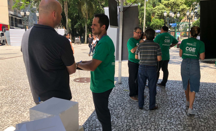 Nesta quarta-feira (31), dia em que a Controladoria-Geral do Estado (CGE) completou seis anos, servidores distribuíram panfletos com informações sobre o serviço de Ouvidoria, Portal da Transparência e o Programa de Compliance. Na barraca montada na Boca Maldita, no Centro de Curitiba, o cidadão pôde registrar reclamações, denúncias e outras manifestações, além de tirar dúvidas sobre o papel da CGE para o desenvolvimento do Paraná. Foto: Divulgação/CGE