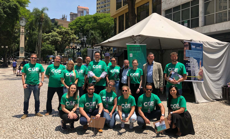 Nesta quarta-feira (31), dia em que a Controladoria-Geral do Estado (CGE) completou seis anos, servidores distribuíram panfletos com informações sobre o serviço de Ouvidoria, Portal da Transparência e o Programa de Compliance. Na barraca montada na Boca Maldita, no Centro de Curitiba, o cidadão pôde registrar reclamações, denúncias e outras manifestações, além de tirar dúvidas sobre o papel da CGE para o desenvolvimento do Paraná. Foto: Divulgação/CGE