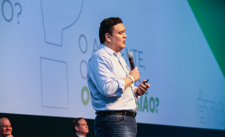 O controlador-geral do Estado, Raul Siqueira, reforçou nesta quinta-feira (31) o compromisso da atual administração estadual com a ética e a integridade, em sua palestra no evento Governo 5.0, em Foz do Iguaçu. Ele apresentou as ações da Controladoria-Geral do Estado no combate à corrupção, que envolvem as coordenadorias da CGE.-  Foto: Geraldo Bubniak/AEN