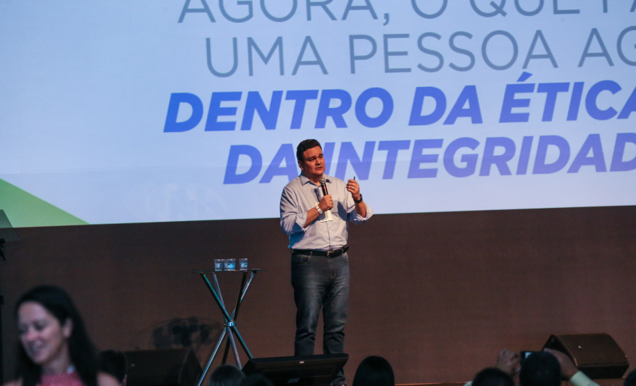 O controlador-geral do Estado, Raul Siqueira, reforçou nesta quinta-feira (31) o compromisso da atual administração estadual com a ética e a integridade, em sua palestra no evento Governo 5.0, em Foz do Iguaçu. Ele apresentou as ações da Controladoria-Geral do Estado no combate à corrupção, que envolvem as coordenadorias da CGE.-  Foto: Geraldo Bubniak/AEN