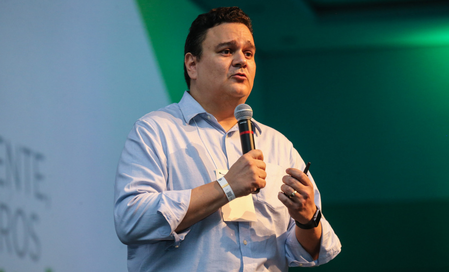 O controlador-geral do Estado, Raul Siqueira, reforçou nesta quinta-feira (31) o compromisso da atual administração estadual com a ética e a integridade, em sua palestra no evento Governo 5.0, em Foz do Iguaçu. Ele apresentou as ações da Controladoria-Geral do Estado no combate à corrupção, que envolvem as coordenadorias da CGE.  Foto: Geraldo Bubniak/AEN