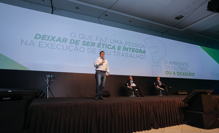 O controlador-geral do Estado, Raul Siqueira, reforçou nesta quinta-feira (31) o compromisso da atual administração estadual com a ética e a integridade, em sua palestra no evento Governo 5.0, em Foz do Iguaçu. Ele apresentou as ações da Controladoria-Geral do Estado no combate à corrupção, que envolvem as coordenadorias da CGE.Foto: Geraldo Bubniak/AEN