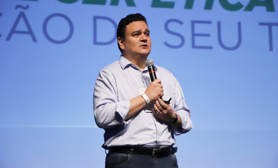 O controlador-geral do Estado, Raul Siqueira, reforçou nesta quinta-feira (31) o compromisso da atual administração estadual com a ética e a integridade, em sua palestra no evento Governo 5.0, em Foz do Iguaçu. Ele apresentou as ações da Controladoria-Geral do Estado no combate à corrupção, que envolvem as coordenadorias da CGE. Foto: José Fernando Ogura/AEN