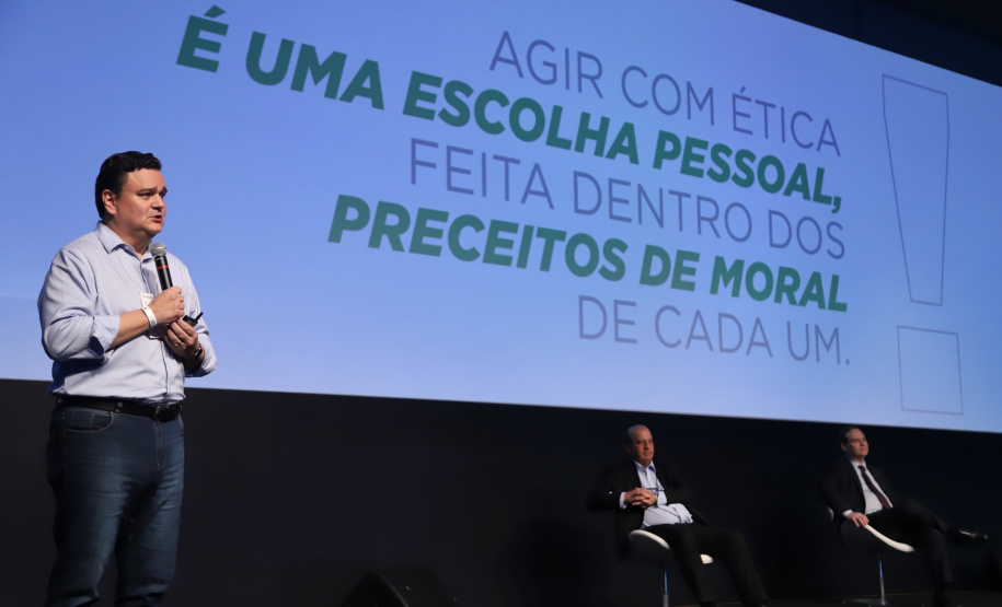 O controlador-geral do Estado, Raul Siqueira, reforçou nesta quinta-feira (31) o compromisso da atual administração estadual com a ética e a integridade, em sua palestra no evento Governo 5.0, em Foz do Iguaçu. Ele apresentou as ações da Controladoria-Geral do Estado no combate à corrupção, que envolvem as coordenadorias da CGE. Foto: José Fernando Ogura/AEN