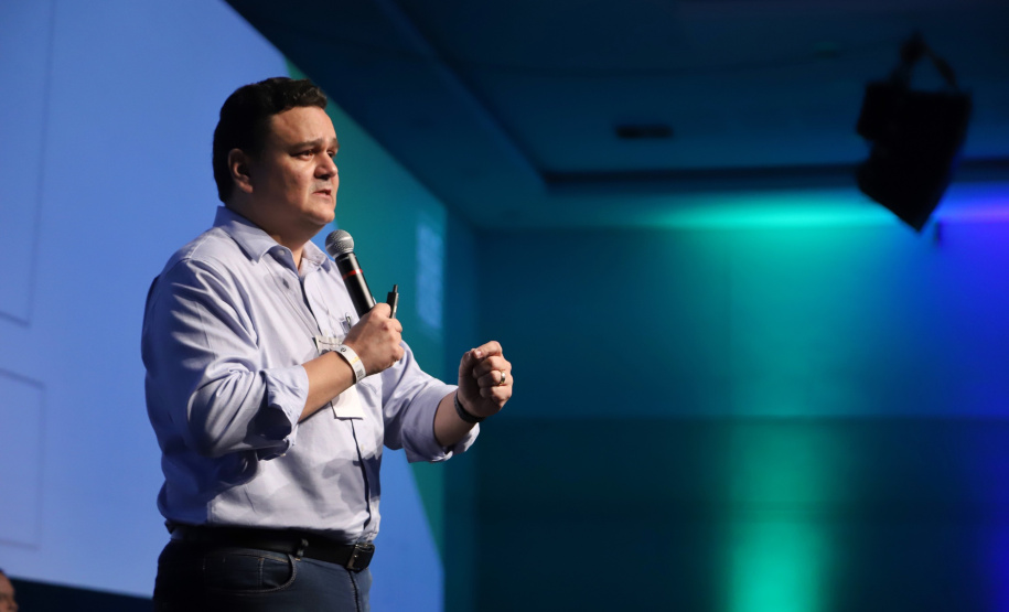 O controlador-geral do Estado, Raul Siqueira, reforçou nesta quinta-feira (31) o compromisso da atual administração estadual com a ética e a integridade, em sua palestra no evento Governo 5.0, em Foz do Iguaçu. Ele apresentou as ações da Controladoria-Geral do Estado no combate à corrupção, que envolvem as coordenadorias da CGE. Foto: José Fernando Ogura/AEN