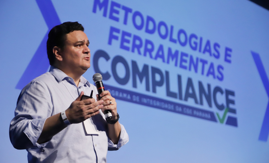 O controlador-geral do Estado, Raul Siqueira, reforçou nesta quinta-feira (31) o compromisso da atual administração estadual com a ética e a integridade, em sua palestra no evento Governo 5.0, em Foz do Iguaçu. Ele apresentou as ações da Controladoria-Geral do Estado no combate à corrupção, que envolvem as coordenadorias da CGE. Foto: José Fernando Ogura/AEN