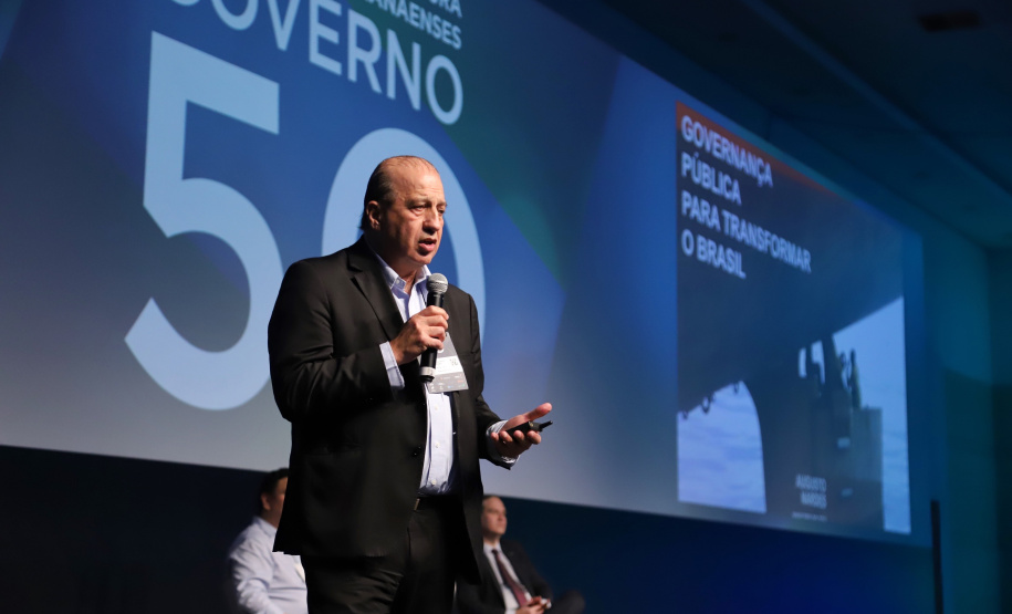 O ministro José Augusto Nardes, presidente do Tribunal de Contas da União, que também participou da mesa de governança, disse que o Paraná sai na frente em termos de práticas de governança com o Governo 5.0. Para ele, a próxima etapa é difundir essas conquistas nos 399 municípios do Estado.Foto: José Fernando Ogura/AEN
