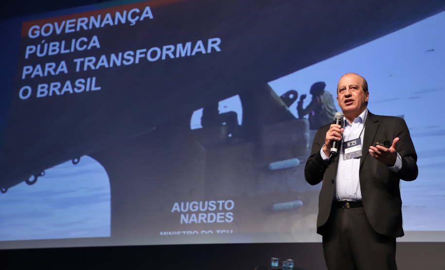 O ministro José Augusto Nardes, presidente do Tribunal de Contas da União, que também participou da mesa de governança, disse que o Paraná sai na frente em termos de práticas de governança com o Governo 5.0. Para ele, a próxima etapa é difundir essas conquistas nos 399 municípios do Estado.Foto: José Fernando Ogura/AEN