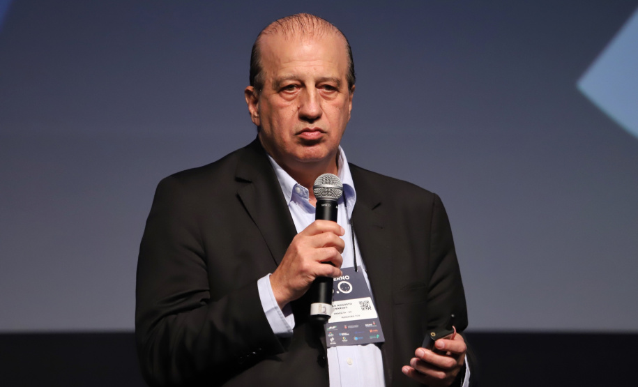 O ministro José Augusto Nardes, presidente do Tribunal de Contas da União, que também participou da mesa de governança, disse que o Paraná sai na frente em termos de práticas de governança com o Governo 5.0. Para ele, a próxima etapa é difundir essas conquistas nos 399 municípios do Estado.Foto: José Fernando Ogura/AEN