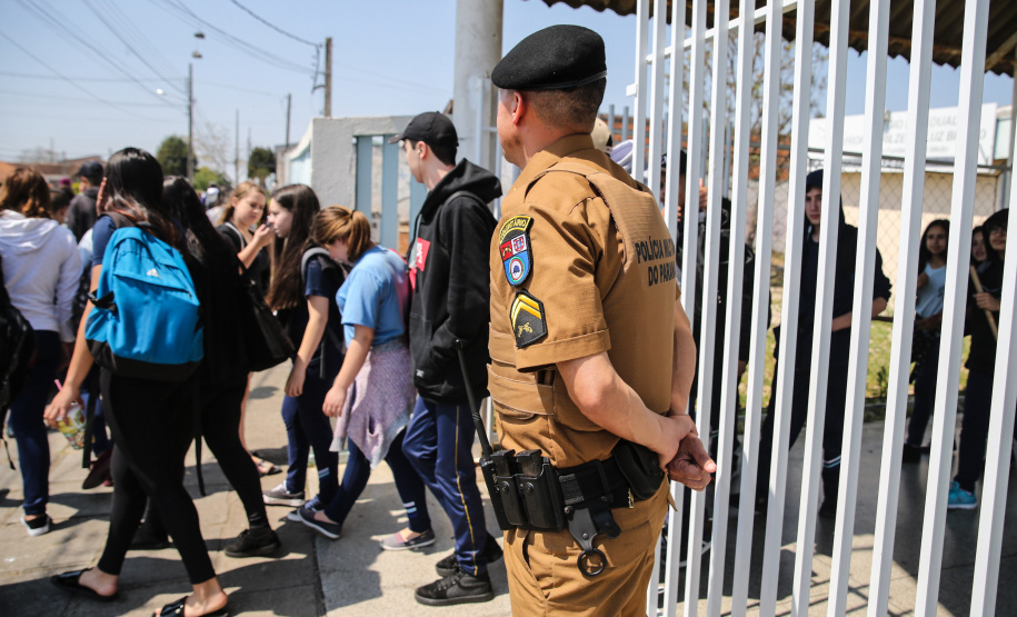 Mais quatro escolas estaduais do Paraná, duas em Londrina (Norte) e duas em Foz do Iguaçu (Oeste), foram contempladas pelo Programa Escola Segura. Agora, são 77 escolas, de 11 municípios, com a iniciativa, além de 152 policiais militares da reserva em ação. - Foto: Geraldo Bubniak/AEN