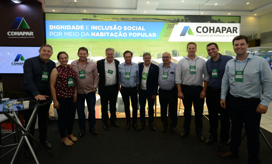 Gestores públicos de todo o Paraná puderam conhecer nesta sexta-feira (1) os principais programas habitacionais desenvolvidos pelo Governo do Estado. As ações, que visam a inclusão social e o desenvolvimento econômico dos municípios foram apresentadas pelo presidente da Cohapar, Jorge Lange, durante o evento Governo 5.0, de inovação da gestão pública, em Foz do Iguaçu.

Fotos: Guilherme Santo / Cohapar