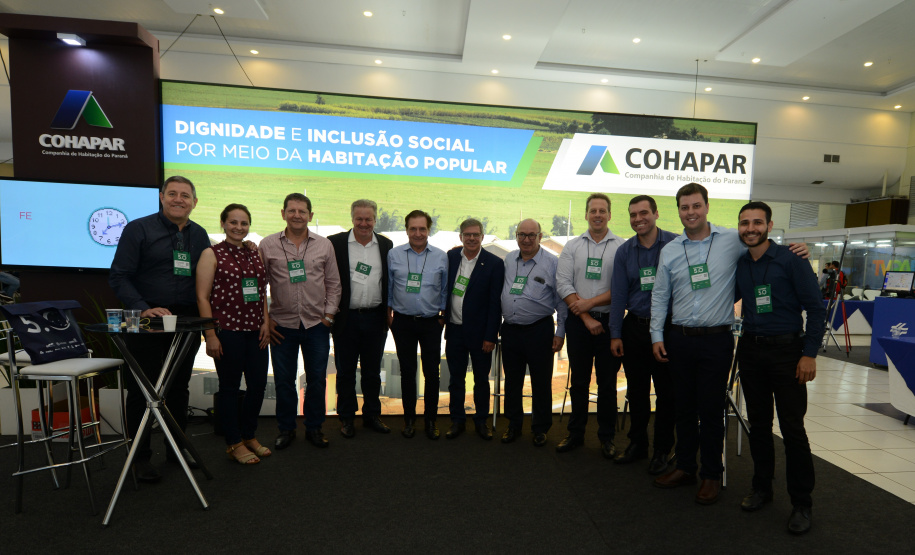 Gestores públicos de todo o Paraná puderam conhecer nesta sexta-feira (1) os principais programas habitacionais desenvolvidos pelo Governo do Estado. As ações, que visam a inclusão social e o desenvolvimento econômico dos municípios foram apresentadas pelo presidente da Cohapar, Jorge Lange, durante o evento Governo 5.0, de inovação da gestão pública, em Foz do Iguaçu.

Fotos: Guilherme Santo / Cohapar