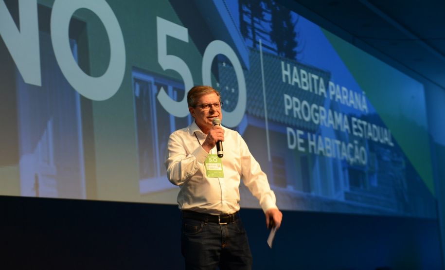 Gestores públicos de todo o Paraná puderam conhecer nesta sexta-feira (1) os principais programas habitacionais desenvolvidos pelo Governo do Estado. As ações, que visam a inclusão social e o desenvolvimento econômico dos municípios foram apresentadas pelo presidente da Cohapar, Jorge Lange, durante o evento Governo 5.0, de inovação da gestão pública, em Foz do Iguaçu.

Fotos: Guilherme Santo / Cohapar