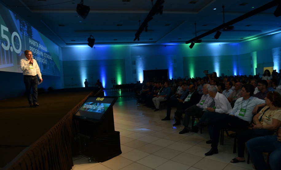 Gestores públicos de todo o Paraná puderam conhecer nesta sexta-feira (1) os principais programas habitacionais desenvolvidos pelo Governo do Estado. As ações, que visam a inclusão social e o desenvolvimento econômico dos municípios foram apresentadas pelo presidente da Cohapar, Jorge Lange, durante o evento Governo 5.0, de inovação da gestão pública, em Foz do Iguaçu.

Fotos: Guilherme Santo / Cohapar