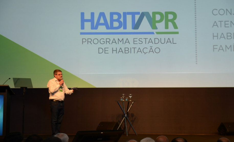 Gestores públicos de todo o Paraná puderam conhecer nesta sexta-feira (1) os principais programas habitacionais desenvolvidos pelo Governo do Estado. As ações, que visam a inclusão social e o desenvolvimento econômico dos municípios foram apresentadas pelo presidente da Cohapar, Jorge Lange, durante o evento Governo 5.0, de inovação da gestão pública, em Foz do Iguaçu.

Fotos: Guilherme Santo / Cohapar