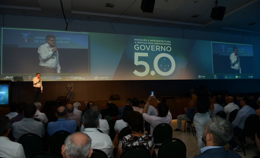 Gestores públicos de todo o Paraná puderam conhecer nesta sexta-feira (1) os principais programas habitacionais desenvolvidos pelo Governo do Estado. As ações, que visam a inclusão social e o desenvolvimento econômico dos municípios foram apresentadas pelo presidente da Cohapar, Jorge Lange, durante o evento Governo 5.0, de inovação da gestão pública, em Foz do Iguaçu.

Fotos: Guilherme Santo / Cohapar