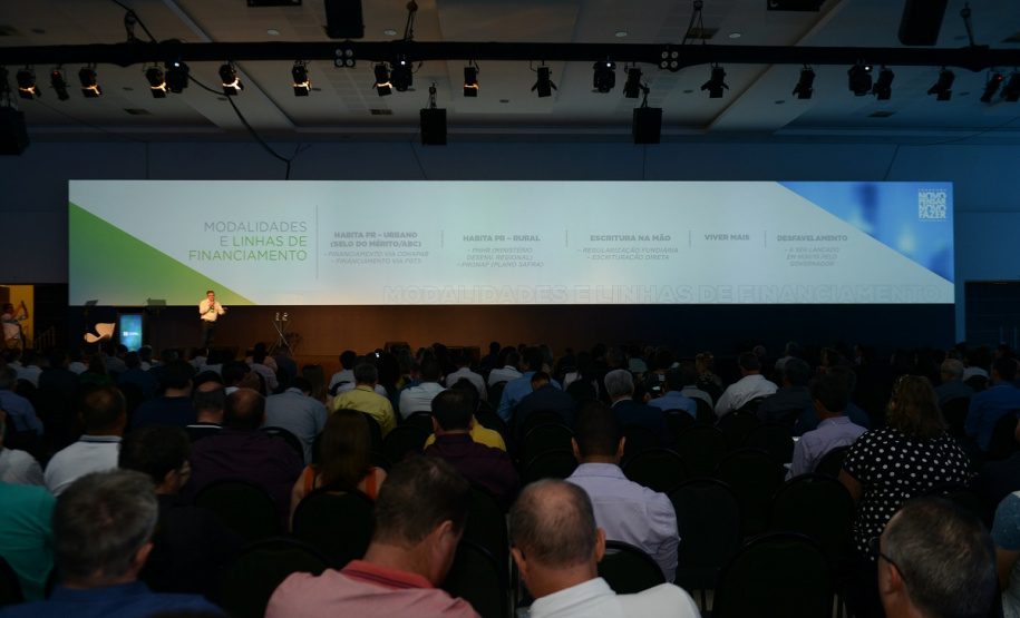 Gestores públicos de todo o Paraná puderam conhecer nesta sexta-feira (1) os principais programas habitacionais desenvolvidos pelo Governo do Estado. As ações, que visam a inclusão social e o desenvolvimento econômico dos municípios foram apresentadas pelo presidente da Cohapar, Jorge Lange, durante o evento Governo 5.0, de inovação da gestão pública, em Foz do Iguaçu.

Fotos: Guilherme Santo / Cohapar