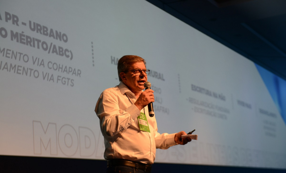 Gestores públicos de todo o Paraná puderam conhecer nesta sexta-feira (1) os principais programas habitacionais desenvolvidos pelo Governo do Estado. As ações, que visam a inclusão social e o desenvolvimento econômico dos municípios foram apresentadas pelo presidente da Cohapar, Jorge Lange, durante o evento Governo 5.0, de inovação da gestão pública, em Foz do Iguaçu.

Fotos: Guilherme Santo / Cohapar