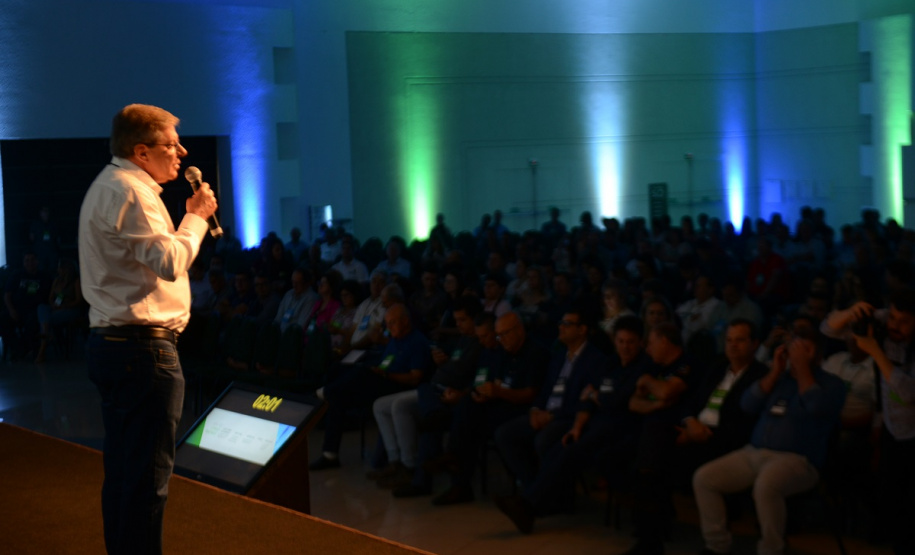 Gestores públicos de todo o Paraná puderam conhecer nesta sexta-feira (1) os principais programas habitacionais desenvolvidos pelo Governo do Estado. As ações, que visam a inclusão social e o desenvolvimento econômico dos municípios foram apresentadas pelo presidente da Cohapar, Jorge Lange, durante o evento Governo 5.0, de inovação da gestão pública, em Foz do Iguaçu.

Fotos: Guilherme Santo / Cohapar