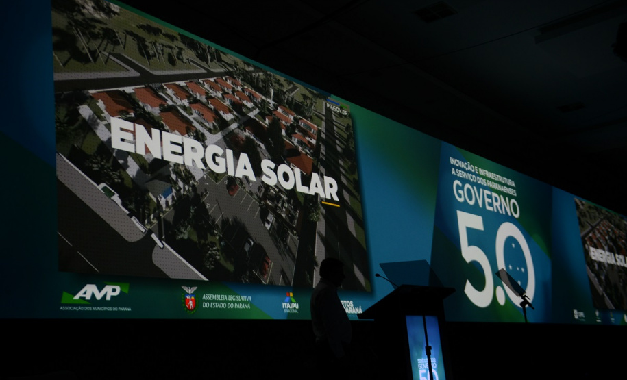 Gestores públicos de todo o Paraná puderam conhecer nesta sexta-feira (1) os principais programas habitacionais desenvolvidos pelo Governo do Estado. As ações, que visam a inclusão social e o desenvolvimento econômico dos municípios foram apresentadas pelo presidente da Cohapar, Jorge Lange, durante o evento Governo 5.0, de inovação da gestão pública, em Foz do Iguaçu.

Fotos: Guilherme Santo / Cohapar