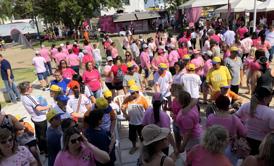 Paraná Rosa chega ao fim com a mobilização de mais de 40 mil pessoas. Foto: Valdelino Pontes