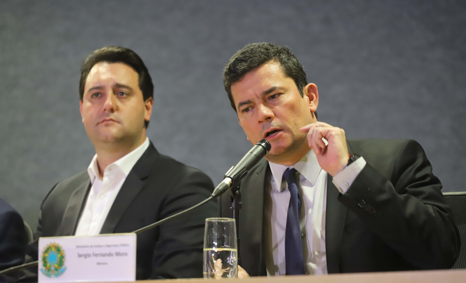 O governador Carlos Massa Ratinho Junior, participa da cerimônia de inauguração da Delegacia Modelo de Investigação e Análise Financeira, na superintendência da Polícia Federal no Estado do Paraná. Participaram: Ministro da Justiça e Segurança Pública, Sergio Moro; diretor Geral da Polícia Federal, Maurício Valeixo; secretário de Segurança, Romulo Marinho; entre outros.Curitiba, 01-11-19.Foto: Arnaldo Alves / AEN.