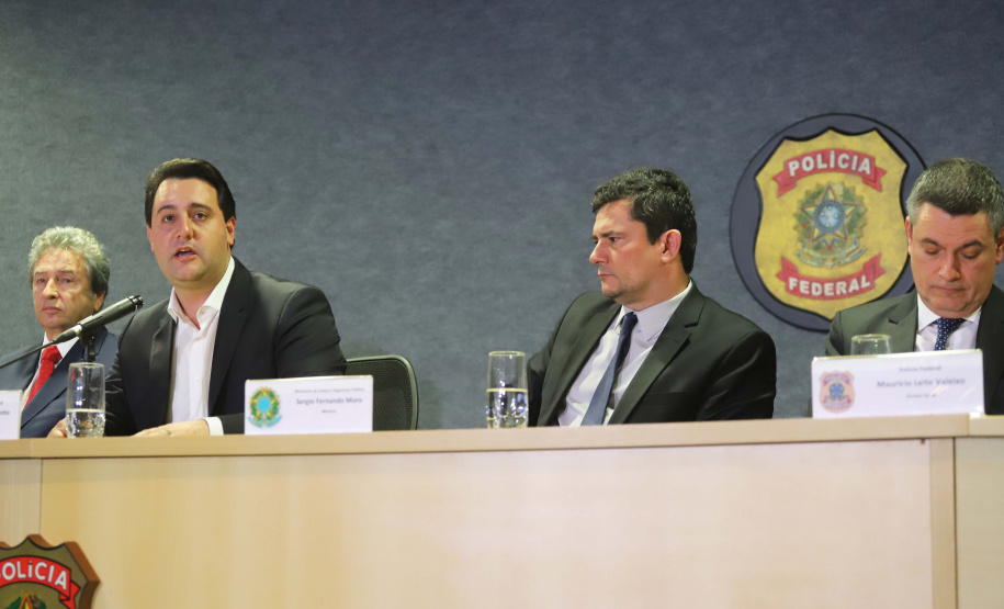 O governador Carlos Massa Ratinho Junior, participa da cerimônia de inauguração da Delegacia Modelo de Investigação e Análise Financeira, na superintendência da Polícia Federal no Estado do Paraná. Participaram: Ministro da Justiça e Segurança Pública, Sergio Moro; diretor Geral da Polícia Federal, Maurício Valeixo; secretário de Segurança, Romulo Marinho; entre outros.Curitiba, 01-11-19.Foto: Arnaldo Alves / AEN.
