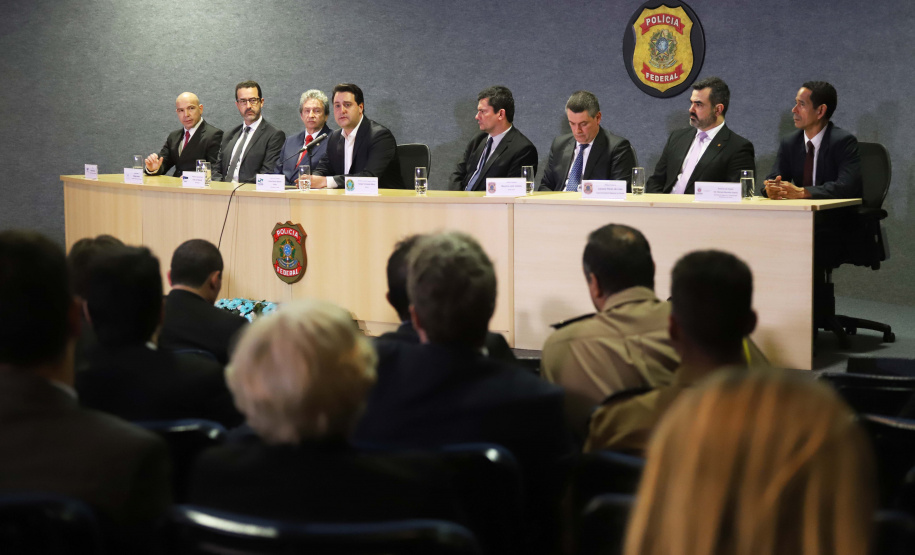 O governador Carlos Massa Ratinho Junior, participa da cerimônia de inauguração da Delegacia Modelo de Investigação e Análise Financeira, na superintendência da Polícia Federal no Estado do Paraná. Participaram: Ministro da Justiça e Segurança Pública, Sergio Moro; diretor Geral da Polícia Federal, Maurício Valeixo; secretário de Segurança, Romulo Marinho; entre outros.Curitiba, 01-11-19.Foto: Arnaldo Alves / AEN.