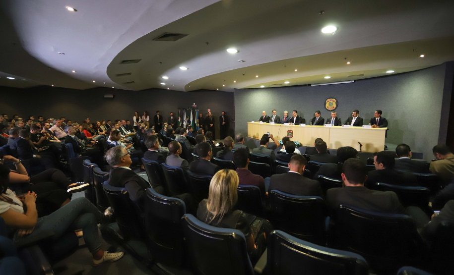 O governador Carlos Massa Ratinho Junior, participa da cerimônia de inauguração da Delegacia Modelo de Investigação e Análise Financeira, na superintendência da Polícia Federal no Estado do Paraná. Participaram: Ministro da Justiça e Segurança Pública, Sergio Moro; diretor Geral da Polícia Federal, Maurício Valeixo; secretário de Segurança, Romulo Marinho; entre outros.Curitiba, 01-11-19.Foto: Arnaldo Alves / AEN.